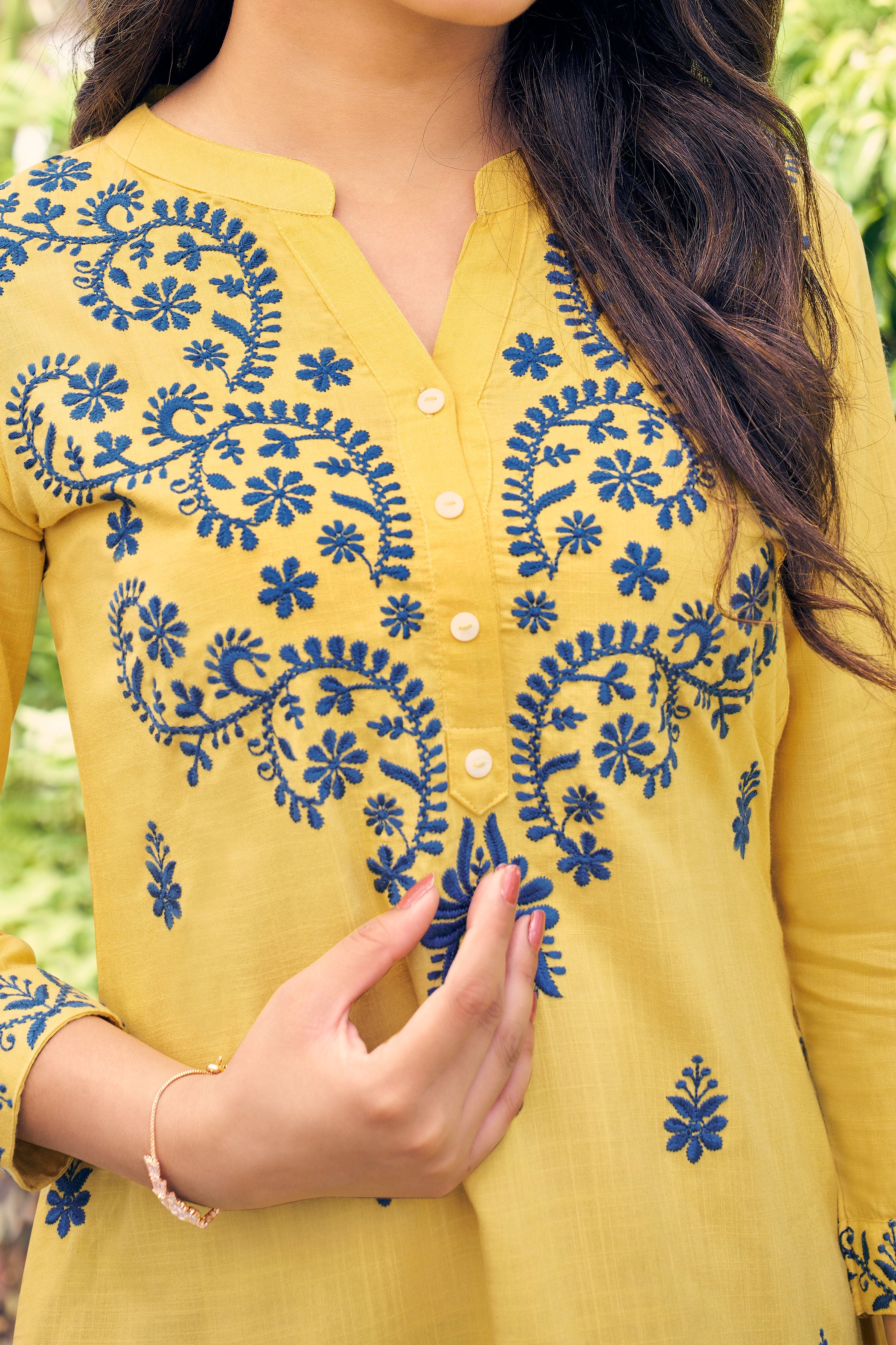 Floral Embroidered Mandarin Collar Straight Short Kurti