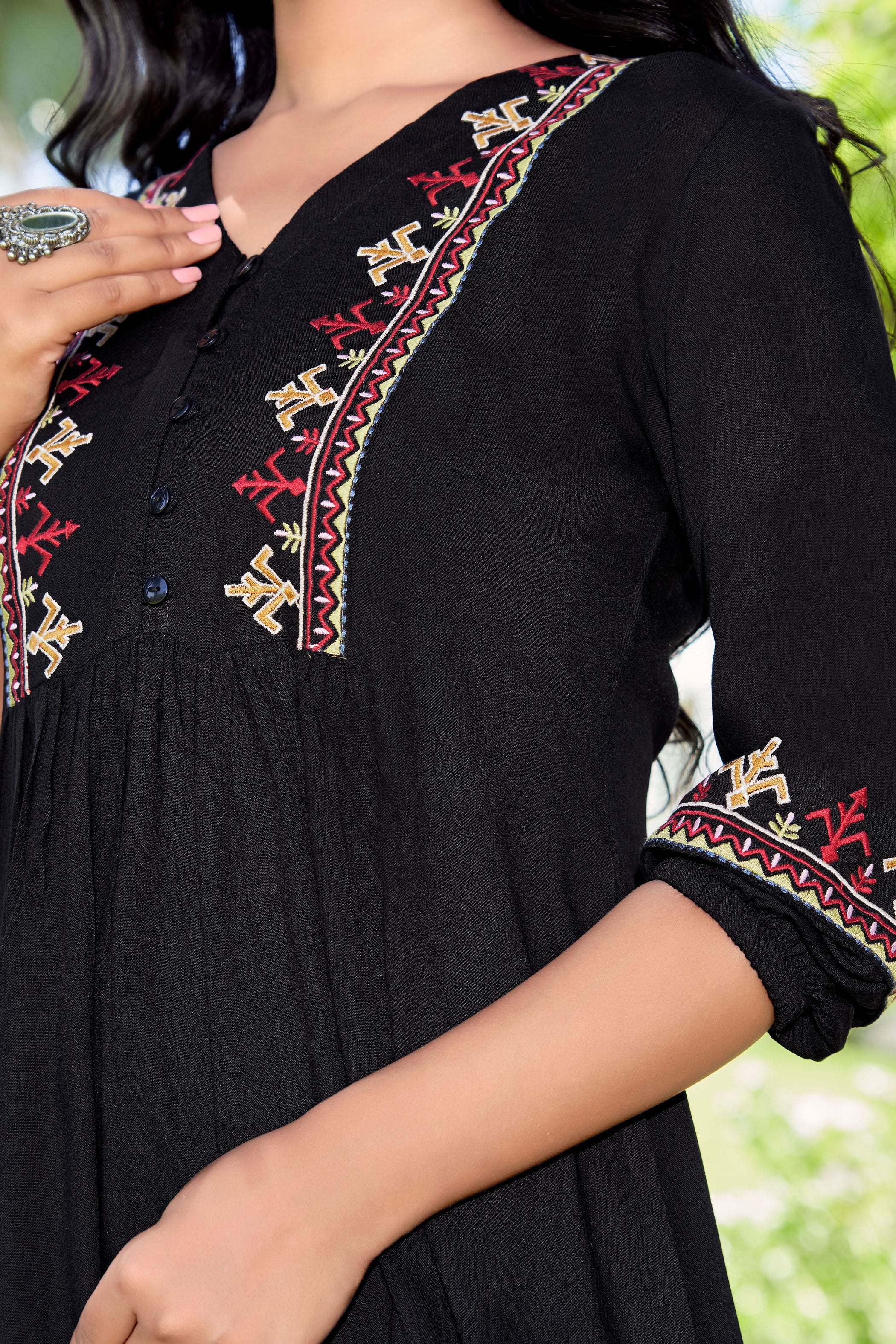 Geometric Embroidered V-Neck Pleated Straight Short Kurti